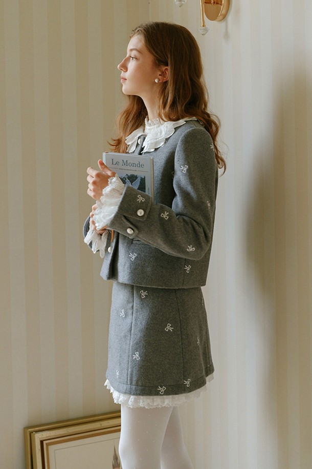 리본 자수 울 스커트는 여성스러운 매력을 극대화하는 아이템입니다. 부드러운 촉감의 울 소재로 제작되어 가을, 겨울 시즌에 따뜻하게 착용 가능하며, A라인 플레어 디자인이 우아한 실루엣을 연출합니다. 그레이 컬러 바탕에 섬세한 자수 디테일과 레이스 트리밍이 더해져 엘레강스한 무드를 자아냅니다. 모임룩, 데이트룩, 오피스룩 등 다양한 TPO에 클래식, 로맨틱, 미니멀 스타일로 활용하기 좋습니다.
