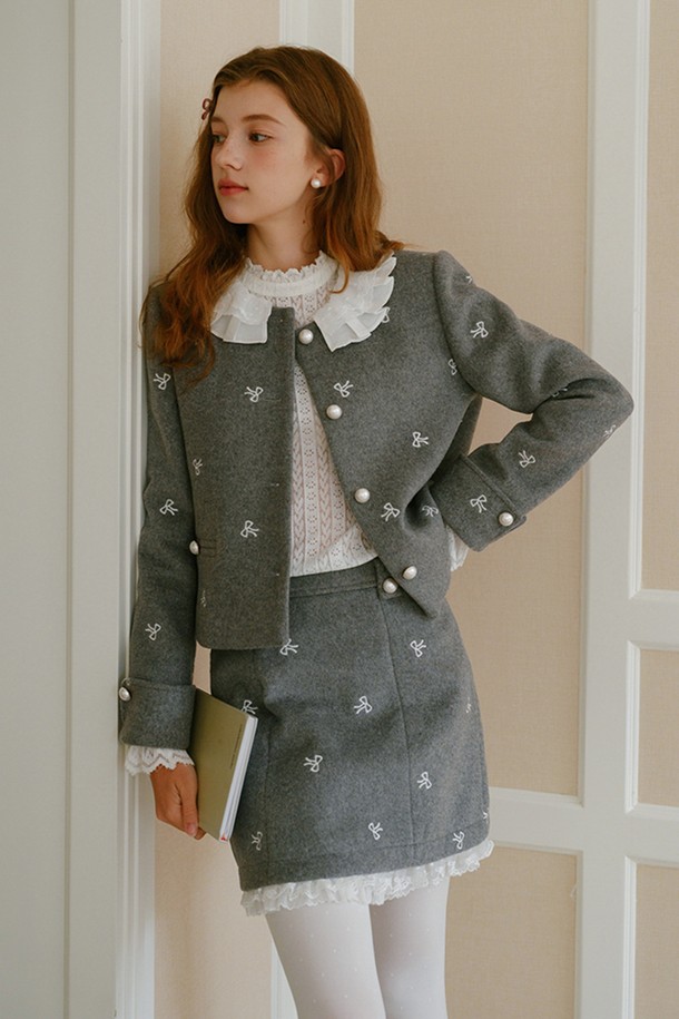 리본 자수 울 재킷은 가을과 겨울, 당신의 우아함을 돋보이게 해 줄 여성 자켓입니다. 부드러운 촉감의 울 소재와 두꺼운 두께감으로 따뜻함을 선사하며, 클래식하고 엘레강스한 스타일을 연출합니다. 그레이 컬러 바탕에 섬세한 플라워 자수와 리본 자수 장식이 돋보이며, 화이트 칼라 디테일이 포인트입니다. 싱글 버튼 여밈과 레귤러 핏으로 제작되어 오피스룩, 모임룩, 소개팅룩 등 다양한 TPO에 활용 가능합니다. 클래식, 미니멀, 시크한 스타일을 즐기는 여성에게 특히 추천합니다.
