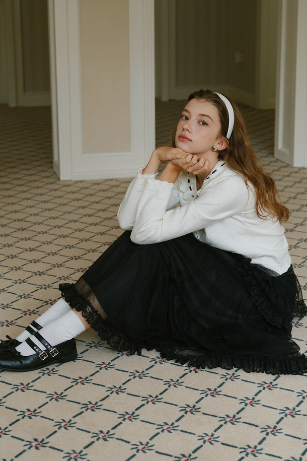 우아함과 로맨틱한 무드를 선사하는 프릴 레이스 밴딩 스커트입니다. 부드러운 시폰과 레이스 소재가 어우러져 섬세하고 여성스러운 분위기를 자아냅니다. 허리 밴딩 처리로 편안한 착용감을 제공하며, A라인 플레어 디자인이 다리 라인을 더욱 아름답게 연출합니다. 데이트룩, 모임룩, 소개팅룩 등 특별한 날을 위한 완벽한 선택이며, 봄, 가을 시즌에 활용하기 좋습니다. 클래식하고 미니멀한 스타일을 즐기는 여성분들께 추천합니다.
