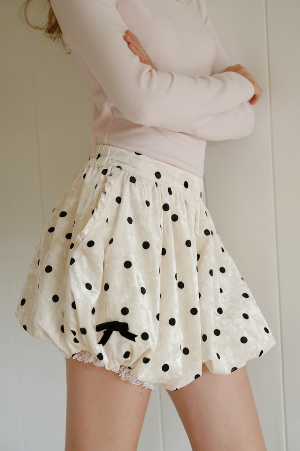 올카 도트 벨벳 벌룬 팬츠는 부드러운 벨벳 소재로 제작되어 은은한 광택과 고급스러운 분위기를 자아냅니다. 여성스러운 실루엣을 연출하는 벌룬핏에 귀여운 도트 무늬가 더해져 캐주얼하면서도 우아한 스타일을 완성합니다. 허리 밴딩 처리로 편안한 착용감을 선사하며, 프릴 디테일이 사랑스러운 포인트를 더합니다. 봄, 가을 시즌 데이트룩이나 일상복으로 활용하기 좋으며, 화이트, 블랙 두 가지 색상으로 출시되었습니다.
