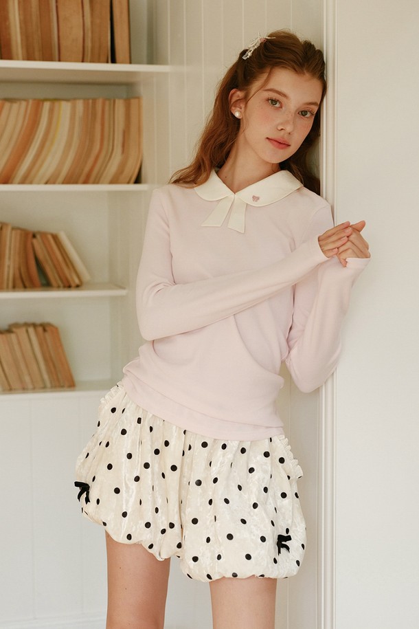 사랑스러운 무드의 돌(Doll) 칼라 롱 슬리브 탑입니다. 부드러운 면 소재로 제작되어 편안한 착용감을 선사하며, 봄, 가을에 입기 좋습니다. 화이트 색상에 귀여운 도트 무늬가 더해져 여성스러운 분위기를 자아냅니다. 리본 넥 라인과 레귤러 핏, 긴 소매 기장으로 클래식, 걸리시, 로맨틱한 스타일을 연출할 수 있으며, 데이트룩이나 모임룩으로 활용하기 좋습니다. 인형 칼라 디테일이 돋보이는 디자인으로, 우아한 매력을 더해줍니다.
