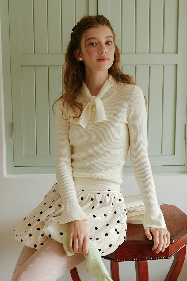 스카프 칼라 슬림 니트 탑은 여성스러운 실루엣을 강조하는 우아하고 클래식한 디자인의 상의입니다. 부드러운 니트 소재로 제작되어 가을과 겨울에 따뜻하게 착용할 수 있으며, 슬림핏으로 날씬한 라인을 연출합니다. 스카프 디테일이 더해져 미니멀하면서도 시크한 무드를 자아내며 오피스룩, 모임룩, 데이트룩 등 다양한 TPO에 활용할 수 있습니다. 아이보리, 화이트 두 가지 컬러로 출시되어 어떤 하의와도 쉽게 매치할 수 있습니다. 긴 소매 기장과 두꺼운 두께감으로 포근함을 더했습니다.
