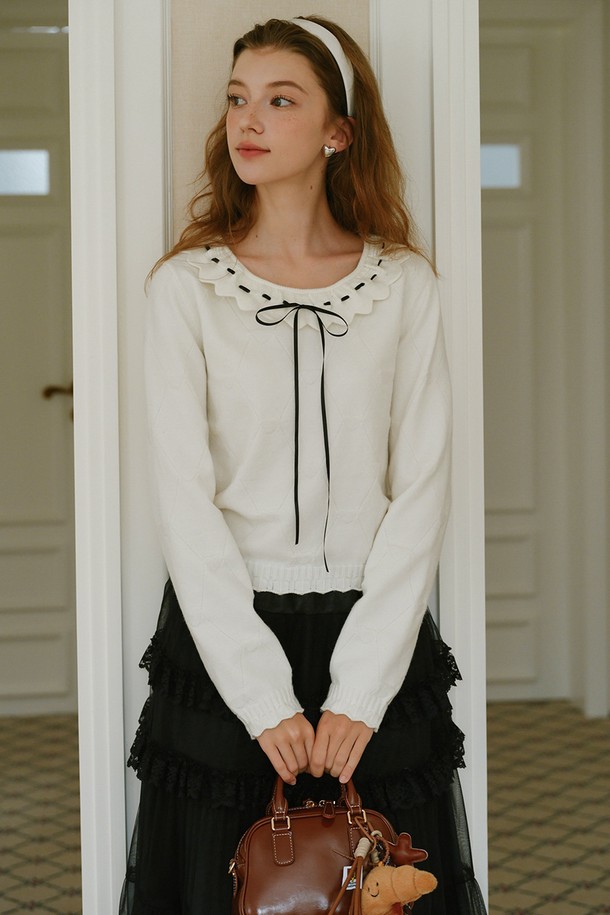 레이스 리본 니트 블라우스는 여성스러운 무드를 연출하는 상의입니다. 부드러운 니트 소재에 레이스 트리밍과 리본 디테일이 더해져 우아하고 클래식한 스타일을 완성합니다. 라운드넥과 긴 소매, 레귤러핏 디자인으로 편안하게 착용 가능하며, 봄, 가을에 데이트룩, 소개팅룩, 모임룩 등 다양한 TPO에 활용할 수 있습니다. 화이트 컬러로 어떤 하의와도 쉽게 매치하여 로맨틱하고 미니멀한 스타일을 연출해보세요.
