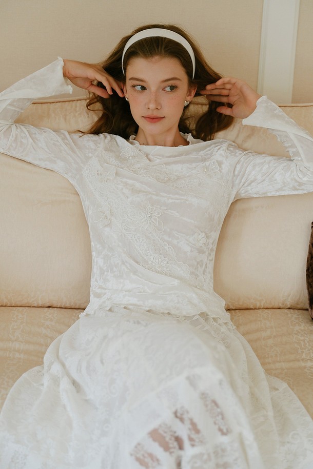 레이스 플라워 벨벳 롱 슬리브 탑은 여성스러움을 극대화하는 우아한 스타일의 티셔츠입니다. 부드러운 벨벳 소재에 플라워 레이스 디테일이 더해져 로맨틱한 무드를 연출하며, 봄, 가을 시즌에 이상적입니다. 라운드넥과 레귤러핏으로 편안한 착용감을 선사하며, 데이트룩 또는 모임룩으로 활용하기 좋습니다. 긴 소매 기장과 얇은 두께감으로 간절기에도 부담 없이 즐겨 입을 수 있으며, 클래식, 로맨틱, 미니멀 스타일을 모두 소화 가능합니다. 화이트 컬러로 다양한 하의와 매치하여 세련된 룩을 완성해보세요.
