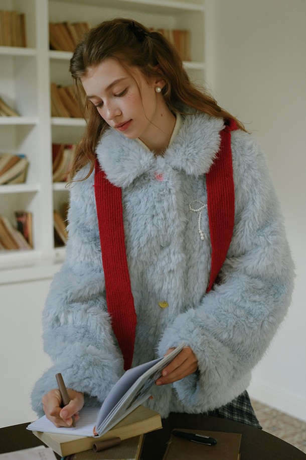 산뜻한 하늘색 컬러가 돋보이는 오로 버튼 퍼 재킷입니다. 부드러운 촉감의 퍼 소재로 제작되어 겨울철에도 따뜻하게 착용할 수 있습니다. 크롭 기장과 오버핏 디자인으로 캐주얼하고 트렌디한 스타일을 연출합니다. 무지 디자인에 버튼 디테일로 포인트를 주어 미니멀하면서도 세련된 느낌을 더했습니다. 소매는 긴 소매로 제작되었습니다.
