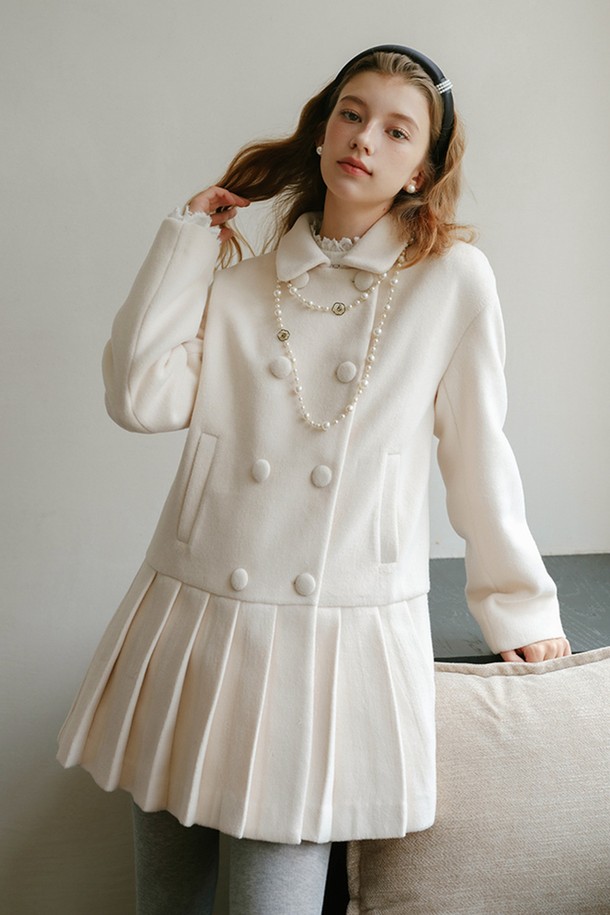 우아하고 세련된 분위기를 연출하는 '리이티드 하프 더블 코트'입니다. 부드러운 울 소재로 제작되어 뛰어난 촉감과 보온성을 자랑하며, 하프 기장과 루즈핏으로 편안한 착용감을 선사합니다. 플리츠 디테일과 칼라 디자인이 돋보이는 더블코트로, 여성스러운 실루엣을 강조합니다. 오피스룩, 모임룩, 데이트룩 등 다양한 TPO에 활용 가능하며, 클래식, 미니멀, 시크한 스타일을 연출하기 좋습니다. 가을과 겨울, 당신의 스타일을 한층 더 격조 있게 만들어줄 아이템입니다.
