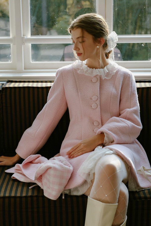 **스카프 슬림 하프 코트**는 여성스러운 분위기를 자아내는 핑크 컬러의 하프 코트입니다. 울 소재로 제작되어 부드러운 촉감을 선사하며, 봄, 가을에 착용하기 좋습니다. 우아하고 엘레강스한 스타일을 연출하며, 스카프 디테일과 레이스 트리밍이 돋보입니다. 싱글 버튼 여밈과 슬림핏 디자인으로 세련된 핏을 자랑하며, 데이트룩, 모임룩, 소개팅룩 등 다양한 TPO에 활용할 수 있습니다. 클래식, 미니멀, 로맨틱 스타일을 선호하는 분들께 추천합니다.
