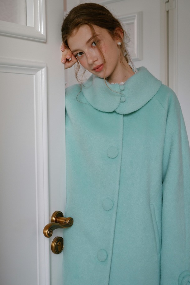 플라워 발마칸 코트는 여성스러운 분위기를 자아내는 미니멀하고 클래식한 스타일의 아우터입니다. 부드러운 울 소재로 제작되어 포근한 착용감을 선사하며, 오버핏 실루엣으로 편안하게 즐길 수 있습니다. 싱글 버튼 여밈 방식으로 깔끔함을 더하고, 롱 기장에 긴 소매 디자인으로 세련된 핏을 연출합니다. 특히, 민트 컬러와 플라워 디테일이 포인트로 더해져 데이트룩, 출근룩, 모임룩 등 다양한 TPO에 활용 가능합니다. 봄, 가을 시즌에 제격이며, 시크한 무드를 연출하기에도 좋습니다.
