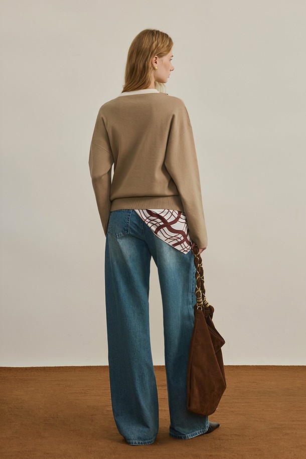 캐주얼하고 베이직한 스타일의 여성용 스트레이트 와이드 레그 청바지입니다. 봄, 가을에 착용하기 좋은 긴 기장의 데님 바지로, 루즈핏으로 편안한 착용감을 선사합니다. 무지 디자인에 뻣뻣한 촉감이 특징이며, 넉넉한 와이드 핏으로 다리 라인을 커버해 줍니다. 포켓 디테일이 있어 실용성을 더했으며, 일상복으로 활용하기 좋습니다. 블루 컬러로 다양한 상의와 손쉽게 매치할 수 있습니다.
