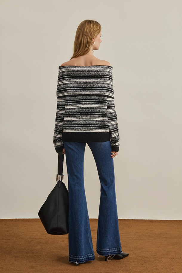 부츠컷 슬림 블루 데님 바지입니다. 캐주얼, 미니멀, 클래식 스타일을 즐기는 여성분들을 위한 아이템으로, 데이트룩 연출에도 좋습니다. 봄, 가을에 어울리는 두께감으로, 슬림핏 부츠컷 디자인이 다리 라인을 더욱 돋보이게 합니다. 밑단 컷팅 디테일이 돋보이며, 무지 디자인으로 다양한 상의와 매치하기 용이합니다. 일상에서 편안하게 착용할 수 있는 데님 소재의 긴 바지입니다.
