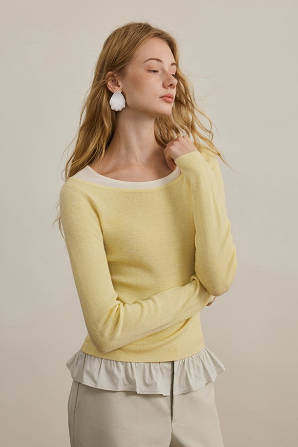 슬리밍 효과를 선사하는 버서타일 슬리밍 페이크 니트입니다. 부드러운 니트 소재로 제작되어 봄, 가을 시즌에 착용하기 좋으며, 라운드넥과 긴소매 디자인으로 우아하고 베이직한 스타일을 연출합니다. 얇은 두께감으로 편안한 착용감을 제공하며, 프릴 디테일이 여성스러운 포인트를 더합니다. 슬림핏으로 제작되어 날씬해 보이는 효과를 주어 클래식, 미니멀, 로맨틱 등 다양한 스타일을 소화할 수 있습니다. 옐로우와 화이트 두 가지 색상으로 만나보세요.
