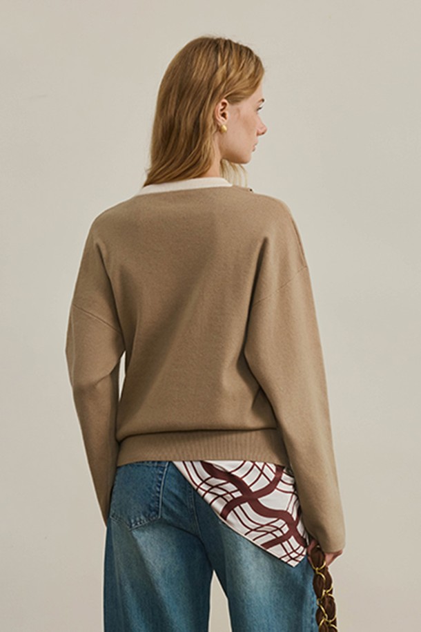 레이스 카라 풀오버 니트는 여성용 상의로, 가을과 겨울에 따뜻하게 입을 수 있는 두꺼운 울 소재의 긴소매 니트입니다. 베이직하면서도 클래식한 무드를 선사하며, 레귤러핏과 레귤러 기장으로 편안한 착용감을 제공합니다. 특히 레이스 카라 디테일이 돋보여 출근룩, 오피스룩, 모임룩 등 다양한 TPO에 활용 가능합니다. 미니멀하고 클래식한 스타일을 선호하는 분들께 추천하며, 부드러운 촉감이 특징입니다.
