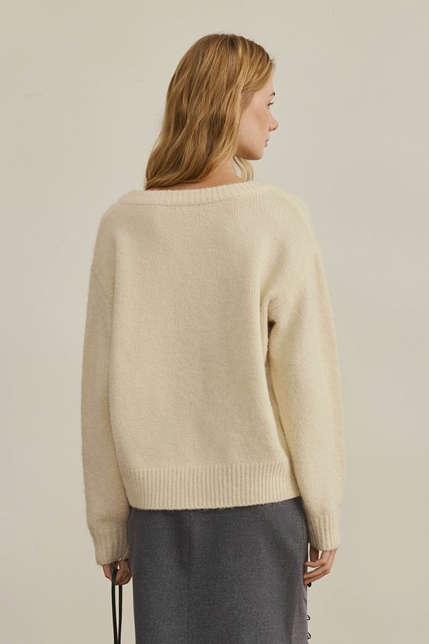 아이보리와 크림 컬러의 고급스러운 크루넥 니트입니다. 울 소재로 제작되어 부드러운 촉감과 뛰어난 보온성을 자랑하며, 가을, 겨울철 데일리룩을 책임질 아이템입니다. 레귤러 핏에 라운드넥 디자인으로, 미니멀하고 베이직한 스타일을 연출하기 좋습니다. 출근룩과 모임룩 등 TPO에 구애받지 않고, 미니멀, 클래식, 캐주얼 등 다양한 스타일링에 활용할 수 있는 기본 니트입니다. 심플한 디자인으로 어떤 하의와도 매치하기 용이합니다.
