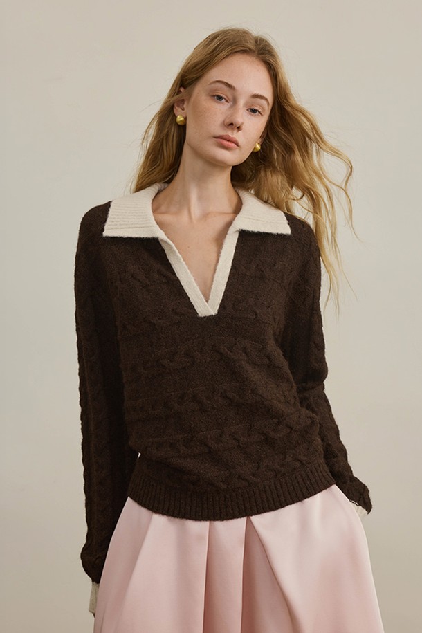 부드러운 울 소재의 라펠 케이블 스웨터 니트입니다. 브라운 컬러와 루즈핏으로, 가을과 겨울에 따뜻하고 편안하게 착용할 수 있습니다. 브이넥 라인과 긴 소매, 두꺼운 두께감으로 포근함을 더하며, 베이직하고 캐주얼한 스타일을 연출합니다. 케이블 패턴과 라펠 디테일이 돋보이는 디자인으로, 캐주얼, 클래식, 미니멀 스타일 모두 소화 가능합니다.
