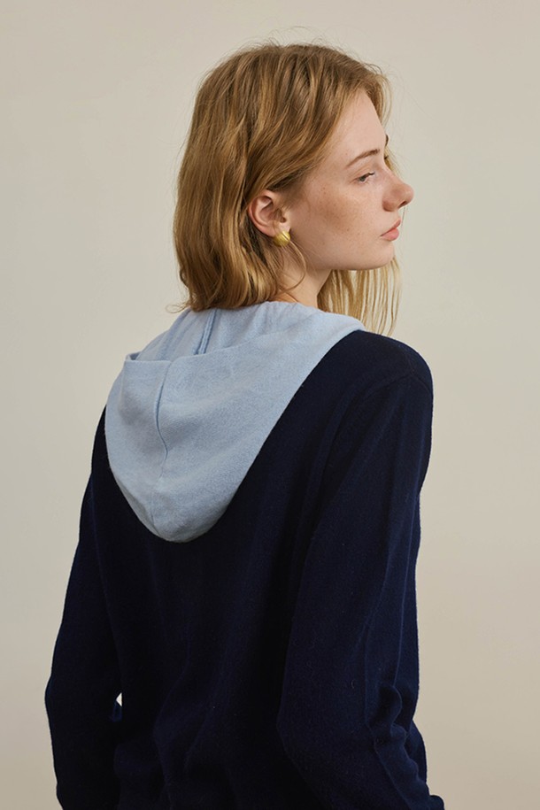 "페이크 투피스 후드 니트"는 가을, 겨울 시즌에 어울리는 여성 의류입니다. 부드러운 니트 소재로 제작되었으며, 네이비와 화이트 두 가지 색상으로 만나볼 수 있습니다. 캐주얼하고 베이직한 스타일로, 데이트룩과 모임룩에 모두 잘 어울립니다. 레귤러핏에 후드 디자인, 긴 소매 기장, 두꺼운 두께감으로 따뜻하게 착용 가능하며, 페이크 레이어드와 버튼 디테일이 특징입니다. 미니멀한 스타일을 즐기는 분들께 추천합니다.
