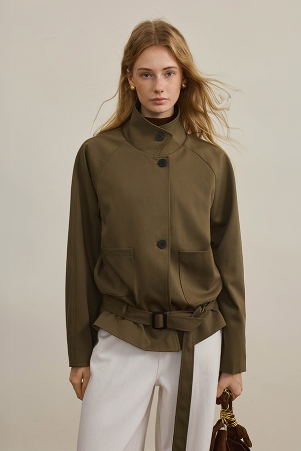 세련된 스타일을 완성하는 레이스업 슬리밍 크롭 재킷입니다. 카키와 올리브 두 가지 색상으로 출시되었으며, 가을과 겨울에 따뜻하게 착용할 수 있습니다. 미니멀하고 모던한 디자인에 허리 슬리밍 효과를 더하여 더욱 슬림한 핏을 연출합니다. 뻣뻣한 폴리에스테르 소재로 제작되어 튼튼하며, 스탠드 칼라와 긴 소매가 특징입니다. 출근룩과 모임룩 모두에 활용 가능하며, 미니멀, 클래식, 시크 스타일을 즐기는 분들께 추천합니다.
