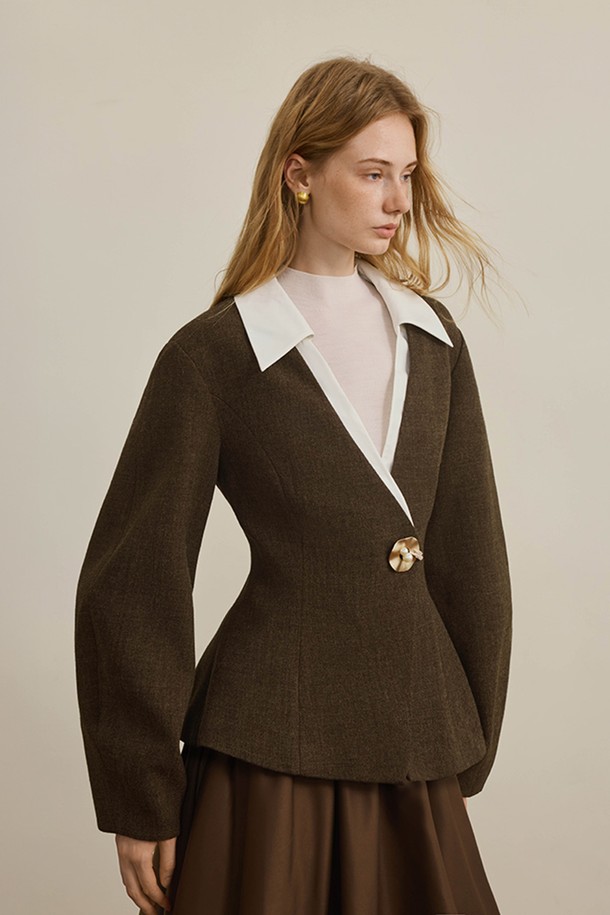 **원 버튼 리버시블 트위드 재킷**

가을, 겨울 시즌을 위한 여성용 아우터입니다. 브라운과 화이트 컬러의 울 소재로 제작되었으며, 클래식하고 엘레강스한 스타일을 연출합니다. 안팎으로 활용 가능한 리버시블 디자인과 볼륨 슬리브, 칼라 디테일이 돋보이는 크롭 기장의 오버핏 트위드 재킷입니다. 싱글 버튼 여밈 방식으로 간편하게 착용할 수 있으며, 모임룩, 오피스룩, 데이트룩 등 다양한 TPO에 활용 가능합니다. 미니멀하고 시크한 스타일을 선호하는 분들께 추천합니다.
