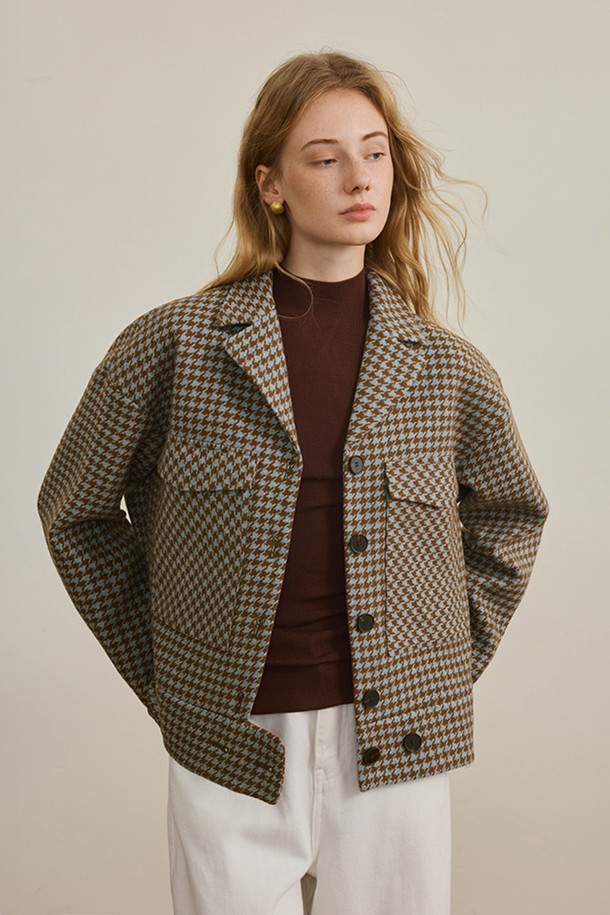 세련된 디자인의 디자인 라펠 플래드 재킷입니다. 브라운과 베이지 컬러의 체크, 하운드투스 패턴이 클래식하고 베이직한 분위기를 연출합니다. 울 소재에 두꺼운 두께감으로 가을, 겨울 시즌 따뜻하게 착용 가능하며, 오버핏 크롭 기장과 테일러드 코트 타입, 라펠 칼라가 특징입니다. 싱글 버튼 여밈 방식으로 간편하게 스타일링하며, 오피스룩, 출근룩, 모임룩 등 TPO에 맞춰 미니멀하고 세련된 스타일을 완성해 보세요. 긴소매 디자인으로 팔 라인을 더욱 돋보이게 합니다.
