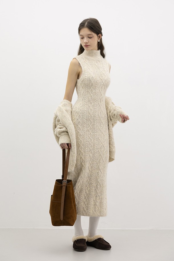 오트밀 컬러의 슬리브리스 니트 원피스와 카디건 세트입니다. 부드러운 촉감의 두꺼운 니트 소재로 제작되어 가을, 겨울 시즌에 따뜻하게 착용할 수 있습니다. 슬림핏 H라인 원피스는 라운드넥 디자인에 케이블 패턴으로 포인트를 더했으며, 세트 구성의 카디건과 함께 미니멀하고 베이직한 스타일을 연출합니다. 데이트룩, 모임룩, 캐주얼 등 다양한 TPO에 활용 가능하며, 미니멀, 클래식 무드를 선호하는 여성에게 추천합니다.
