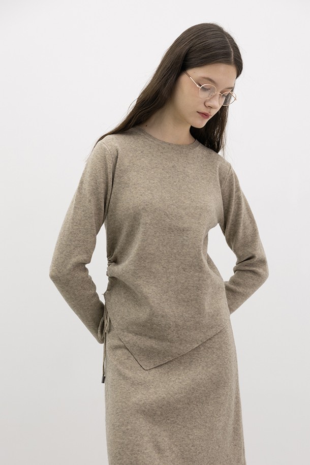 베이지 컬러의 드로우스트링 허리 니트 상의와 스커트 세트입니다. 부드러운 니트 소재로 제작되어 가을, 겨울 시즌에 따뜻하게 착용할 수 있습니다. 라운드넥 디자인의 긴소매 상의와 H라인 일자핏 스커트가 캐주얼하면서도 미니멀한 스타일을 연출합니다. 허리 드로우스트링으로 핏을 조절할 수 있으며, 출근룩 또는 모임룩으로 활용하기 좋습니다. 베이직하고 클래식한 무드를 선호하는 여성분들께 추천합니다.
