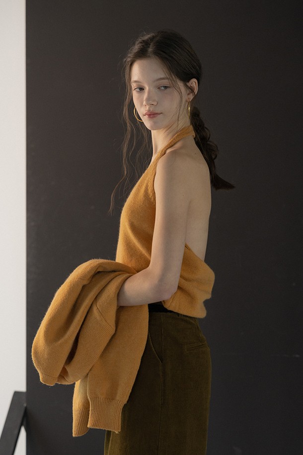 머스타드 컬러의 백리스 니트 베스트&가디건 세트입니다. 부드러운 촉감의 두꺼운 니트 소재로 제작되어 가을, 겨울 시즌에 따뜻하게 착용할 수 있습니다. 루즈핏 V넥 디자인으로 캐주얼하고 베이직한 스타일을 연출하며, 데이트룩과 모임룩에 활용하기 좋습니다. 세트 구성으로 다양한 스타일링이 가능하며, 미니멀, 클래식 무드에도 잘 어울립니다. 긴 소매 기장으로 포근함을 더했습니다.
