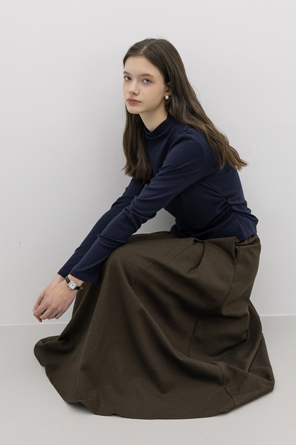 브라운 컬러의 루즈 핏 스커트입니다. 울 소재로 제작되어 가을, 겨울 시즌에 따뜻하게 착용할 수 있으며, 부드러운 촉감이 특징입니다. A라인 플리츠 디자인에 롱 기장으로 클래식하고 미니멀한 스타일을 연출합니다. 오피스룩, 출근룩, 모임룩 등 다양한 TPO에 활용 가능하며, 베이직하고 세련된 분위기를 더해줍니다.
