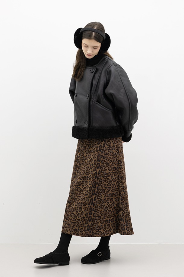 따뜻한 느낌의 레오파드(leopard) 패턴이 돋보이는 브라운 컬러의 스트레이트 스커트입니다. 가을, 겨울 시즌에 어울리는 두꺼운 두께감으로 따뜻하게 착용할 수 있습니다. 일자 핏과 레귤러 핏으로 편안한 착용감을 선사하며, 캐주얼, 클래식, 미니멀한 스타일 연출에 활용하기 좋습니다. 웜톤의 피부톤을 가진 분들께 잘 어울립니다.
