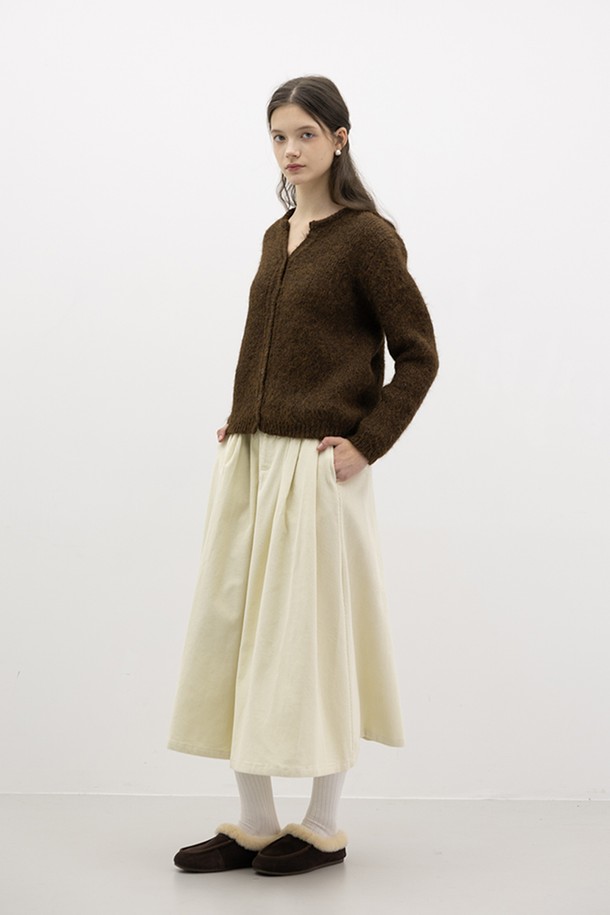 아이보리 루즈 코듀로이 스커트는 부드러운 촉감의 코듀로이 소재로 제작되어 가을, 겨울 시즌에 따뜻하게 착용하기 좋습니다. 플리츠 디테일이 더해진 플레어 디자인과 루즈핏으로 편안하면서도 여성스러운 실루엣을 연출합니다. 베이직한 디자인으로 데이트룩, 출근룩 등 다양한 TPO에 활용할 수 있으며, 캐주얼 및 미니멀 스타일을 즐겨 입는 분들께 추천합니다. A라인 핏으로 다리가 길어 보이는 효과를 주며, 무지 디자인으로 어떤 상의와도 쉽게 매치할 수 있습니다.
