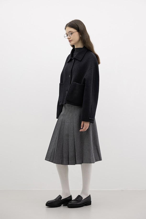 겨울철, 따뜻하고 스타일리시하게 연출할 수 있는 솔리드 컬러 플리츠 스커트입니다. 부드러운 울 소재로 제작되어 포근한 착용감을 선사하며, 두꺼운 두께감으로 추운 날씨에도 따뜻하게 입을 수 있습니다. 차분한 그레이 컬러와 A라인의 플리츠 디자인이 베이직하면서도 클래식한 무드를 연출합니다. 하이웨스트 스타일로 다리가 길어 보이는 효과를 주며, 오피스룩, 출근룩, 모임룩 등 다양한 TPO에 활용 가능합니다. 미니멀한 스타일을 즐겨 입는 여성분들께 추천합니다.
