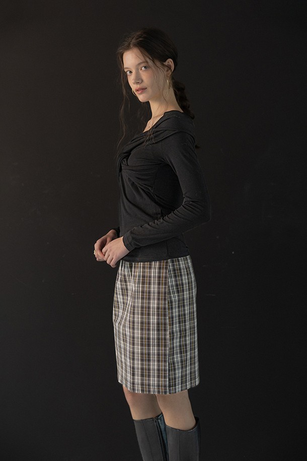 블랙 컬러의 플레드 스트레이트 스커트입니다. 여성용 스커트로, 클래식과 캐주얼 스타일을 모두 소화할 수 있습니다. 봄, 가을, 겨울 계절에 적합하며, 출근룩, 오피스룩, 모임룩 등 다양한 TPO에 활용 가능합니다. 폴리에스테르 소재로 제작되었으며, 체크 패턴과 플리츠 디테일이 돋보입니다. 스트레이트 핏의 미니스커트로, 미니멀하고 시크한 스타일을 연출하기 좋습니다.
