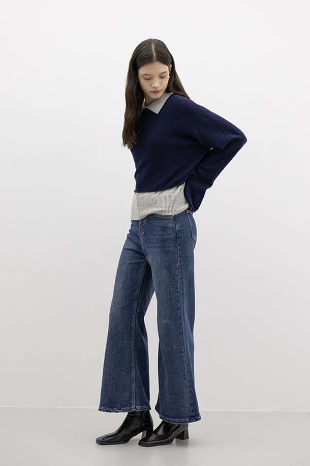 따뜻함과 스타일을 모두 갖춘 여성용 슬림핏 플러시 라이닝 데님 팬츠입니다. 가을과 겨울 시즌에 적합하며, 베이직하고 캐주얼한 스타일을 연출합니다. 안감은 부드러운 기모 처리로 되어 있어 포근한 착용감을 선사하며, 슬림핏 디자인으로 다리 라인을 더욱 돋보이게 합니다. 무지 디자인으로 어떤 상의와도 쉽게 매치하여 미니멀, 캐주얼, 클래식 등 다양한 스타일을 연출할 수 있습니다. 블루 컬러로 시원하면서도 세련된 느낌을 더했습니다.
