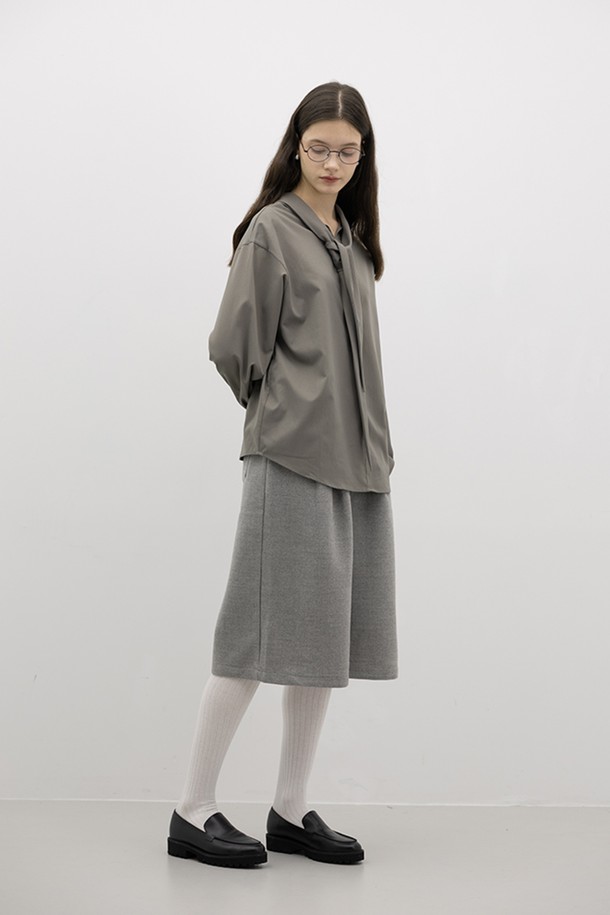 따뜻한 느낌의 Warm loose pants(웜 루즈 팬츠)_GRAY입니다. 여성 의류로, 캐주얼하고 베이직한 스타일을 연출하기 좋습니다. 부드러운 면 소재에 안감 기모 처리가 되어 가을, 겨울철에도 따뜻하게 착용할 수 있습니다. 넉넉한 루즈핏으로 편안한 착용감을 선사하며, 집콕룩이나 산책룩으로 활용하기 좋습니다. 그레이 컬러의 무지 디자인으로 미니멀한 스타일을 즐길 수 있습니다. 밴딩 처리되어 편안하게 활동할 수 있습니다.
