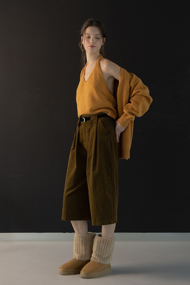 카키 컬러의 코듀로이 소재로 제작된 스트레이트 핏 팬츠입니다. 가을, 겨울 시즌에 어울리는 두꺼운 두께감으로 따뜻하게 착용할 수 있습니다. 일상, 출근룩, 모임룩 등 다양한 TPO에 활용 가능한 베이직하고 캐주얼한 디자인입니다. 벨트 루프가 있어 벨트와 함께 클래식한 스타일 연출도 가능합니다. 레귤러 핏으로 편안하게 착용 가능하며, 무지 패턴으로 미니멀한 스타일을 즐길 수 있습니다.
