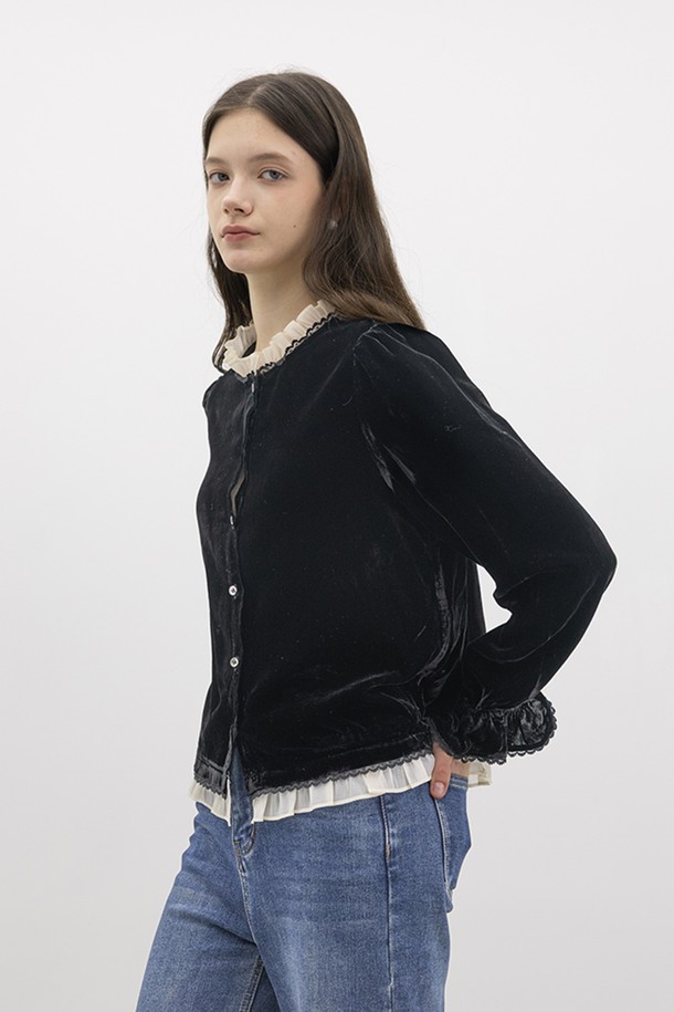 벨벳 엘레강스 넥라인 셔츠_블랙은 부드러운 벨벳 소재로 제작되어 은은한 광택과 고급스러운 분위기를 자아냅니다. 라운드넥 디자인과 긴 소매, 레귤러 핏으로 클래식하면서도 세련된 스타일을 연출합니다. 프릴 디테일이 더해져 여성스러운 무드를 강조하며, 가을, 겨울 시즌 모임룩, 오피스룩, 데이트룩에 활용하기 좋습니다. 블랙 컬러로 미니멀하고 시크한 스타일을 완성할 수 있습니다. 두꺼운 두께감으로 따뜻하게 착용 가능합니다.
