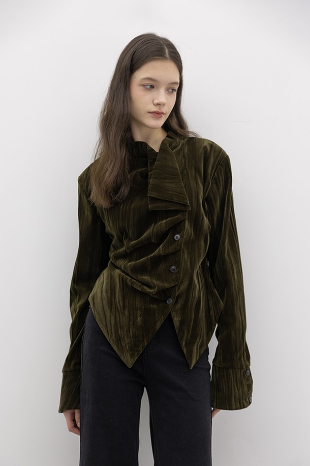 다크 그린 컬러의 벨벳 보우 넥 셔츠입니다. 부드러운 촉감의 벨벳 소재로 제작되어 가을, 겨울 시즌에 따뜻하고 포근하게 착용할 수 있습니다. 레귤러 핏에 긴 소매 기장으로, 리본 넥 디테일이 엘레강스하고 클래식한 무드를 더합니다. 모임룩, 데이트룩, 오피스룩 등 다양한 TPO에 활용 가능한 셔츠로, 미니멀, 시크 스타일을 즐기는 여성분들께 추천합니다.
