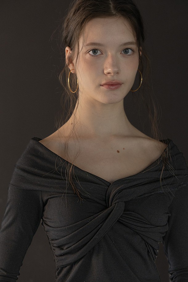 블랙 컬러의 Knotted lapel top(노티드 라펠 탑)은 여성스러운 실루엣을 연출하는 티셔츠입니다. 부드러운 면 소재로 제작되어 편안한 착용감을 선사하며, 얇은 두께감으로 봄, 가을 시즌에 적합합니다. 스퀘어 넥 라인과 랩 스타일, 넥 라인의 매듭 디테일이 우아하고 클래식한 분위기를 더합니다. 레귤러핏으로 제작되어 데이트룩, 모임룩 등 다양한 TPO에 미니멀하고 세련된 스타일을 완성해 줍니다. 긴 소매 기장으로 간절기에도 활용하기 좋습니다.
