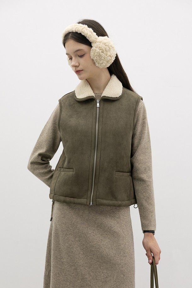 노마드 플리스 머스탱 베스트_카키는 여성스러운 캐주얼 스타일을 연출하기 좋은 아이템입니다. 부드러운 촉감의 플리스 소재로 제작되어 가을과 겨울에 따뜻하게 착용할 수 있으며, 두꺼운 두께감으로 보온성을 높였습니다. 민소매 디자인과 레귤러핏으로 편안한 착용감을 선사하며, 퍼 카라와 포켓 디테일이 돋보입니다. 집업 방식으로 간편하게 여밀 수 있으며, 카키 색상에 무지 패턴으로 다양한 룩에 활용하기 좋습니다.
