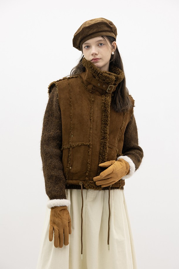 부드러운 퍼 소재와 울 혼방으로 따뜻함을 더한 Pile winter vest_브라운입니다. 클래식하고 캐주얼한 스타일을 동시에 만족시키는 디자인으로, 겨울철 일상에서 폭넓게 활용할 수 있습니다. 하이넥 디자인과 집업 여밈 방식으로 보온성을 높였으며, 레귤러 핏으로 편안한 착용감을 선사합니다. 무지 패턴에 브라운 컬러로 어떤 의상에도 쉽게 매치할 수 있으며, 포켓 디테일이 실용성을 더합니다. 민소매 기장으로 다양한 레이어드 연출이 가능합니다.
