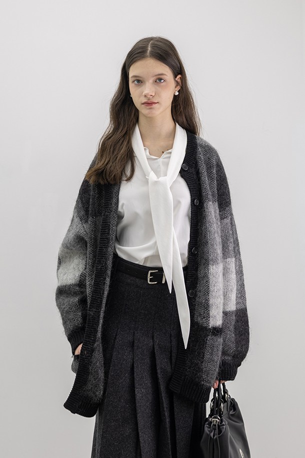 블랙&그레이 컬러 블록 디자인이 돋보이는 겨울 니트 카디건입니다. 부드러운 울 소재로 제작되어 포근하고 포근한 착용감을 선사합니다. 라운드넥에 오버핏 크롭 기장으로, 캐주얼하면서도 세련된 스타일을 연출합니다. 긴 소매와 버튼 여밈 디테일이 있으며, 체크 패턴으로 포인트를 더했습니다. 베이직, 캐주얼, 미니멀, 클래식 등 다양한 스타일과 매치하여 겨울철 데일리룩을 완성해 보세요.
