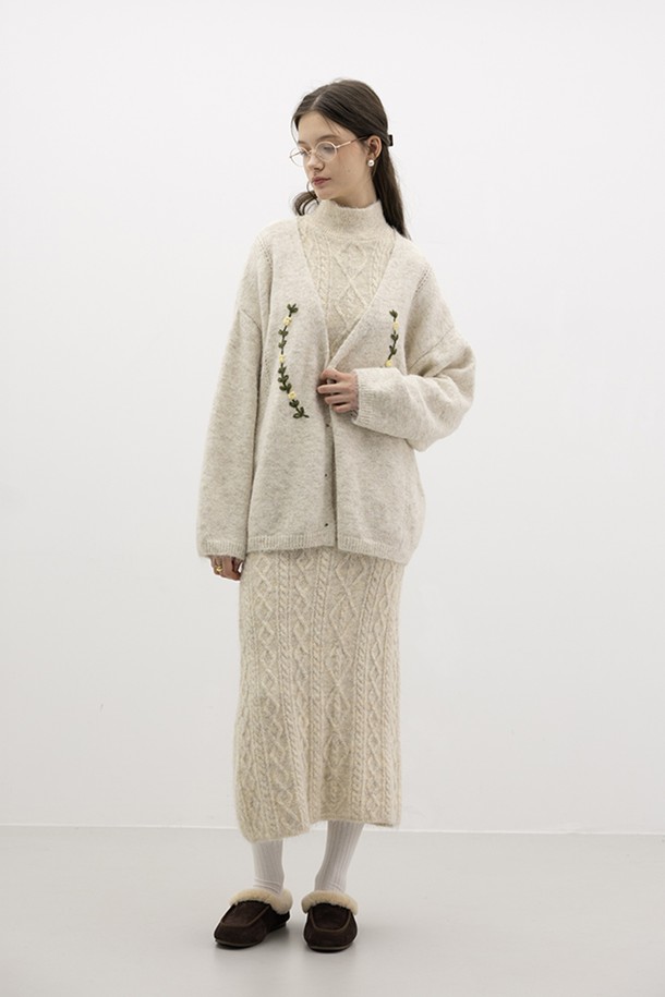 플라워 자수 니트 카디건_2컬러는 여성스러움을 더해줄 니트/스웨터 카디건입니다. 아이보리, 베이지 두 가지 색상으로 출시되어 다양한 룩에 매치하기 좋습니다. 울과 아크릴 혼방 소재로 제작되어 부드러운 촉감과 따뜻함을 선사하며, 두꺼운 두께감으로 겨울철에도 포근하게 착용할 수 있습니다. 클래식하고 베이직한 디자인에 케이블 및 플라워 자수 디테일이 더해져 로맨틱한 무드를 연출합니다. 데이트룩, 모임룩 등 특별한 날은 물론, 미니멀한 스타일로 일상에서도 활용하기 좋은 아이템입니다.
