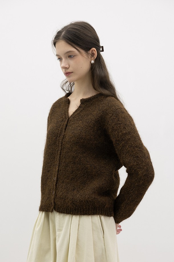 **브라운 브이넥 니트 가디건**

부드러운 울 소재로 제작되어 포근한 착용감을 선사하는 브라운 컬러의 여성용 브이넥 니트 가디건입니다. 가을과 겨울 시즌에 적합하며, 베이직하고 캐주얼한 스타일을 연출하기 좋습니다. 크롭 기장과 레귤러핏으로 제작되었으며, 긴 소매와 버튼 여밈 디테일이 특징입니다. 출근룩과 모임룩은 물론 캐주얼, 클래식, 미니멀 스타일까지 소화 가능한 활용도 높은 아이템입니다. 

