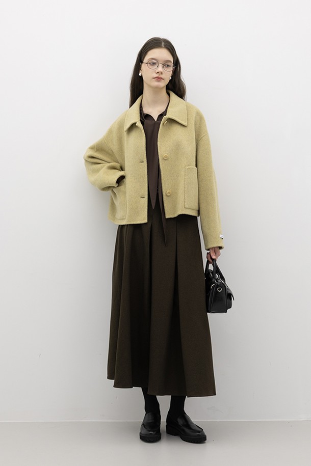 'Slate mist 숏 코트_2color'는 여성 고객을 위한 미니멀하고 베이직한 스타일의 숏 코트입니다. 가을과 겨울에 따뜻하게 착용할 수 있도록 두꺼운 울 소재로 제작되었으며, 부드러운 촉감을 선사합니다. 숏 코트 특유의 세련된 실루엣과 카라 디테일, 포켓 디자인이 특징이며, 톤 다운된 Slate mist와 베이지 두 가지 색상으로 출시되었습니다. 출근룩, 오피스룩, 모임룩 등 다양한 TPO에 클래식하고 시크하게 연출할 수 있습니다.
