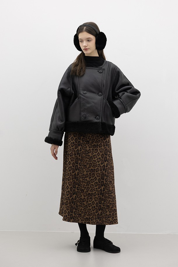 로우 칼라 무스탕 코트_2컬러는 여성용 무스탕 코트로, 부드러운 스웨이드 소재로 제작되어 가을, 겨울 시즌에 따뜻하게 착용할 수 있습니다. 캐주얼, 미니멀, 클래식 스타일을 아우르는 디자인으로, 일상에서 폭넓게 활용 가능합니다. 오버핏 크롭 기장에 로우 칼라, 싱글 버튼 여밈으로 트렌디한 무드를 연출합니다. 블랙 컬러의 무지 디자인과 긴 소매 기장으로 어떤 룩에도 쉽게 매치할 수 있습니다.
