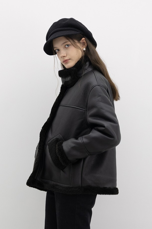 포켓 플러시 머스탱 코트_블랙은 부드러운 촉감의 폴리에스테르 소재로 제작된 여성용 무스탕 코트입니다. 캐주얼, 미니멀, 클래식 스타일을 아우르며, 겨울철 일상에서 따뜻하게 착용하기 좋습니다. 크롭 기장에 오버핏으로 디자인되어 편안하면서도 트렌디한 핏을 연출합니다. 블랙 컬러의 무지 디자인에 포켓과 플러시 디테일로 포인트를 주어, 다양한 룩에 활용하기 좋은 아이템입니다. 버튼 여밈 방식으로 간편하게 착용 가능하며, 긴 소매 기장으로 따뜻함을 더했습니다.
