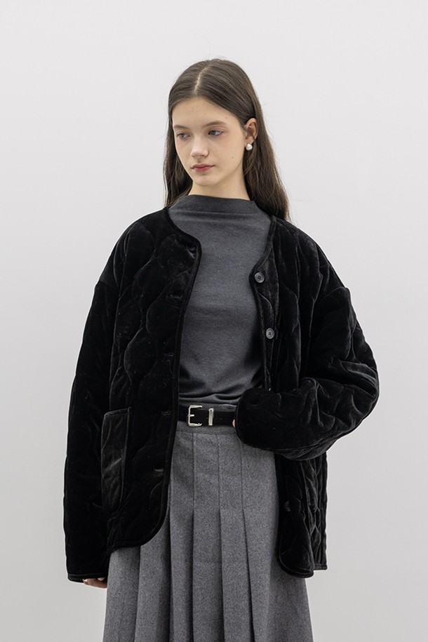 블랙 벨벳 엘레강스 코트는 여성스러움을 극대화하는 겨울, 가을철 필수 아우터입니다. 부드러운 촉감의 벨벳 소재와 하이넥 디자인이 우아하고 클래식한 분위기를 자아냅니다. 롱 기장에 오버핏으로 제작되어 편안하면서도 세련된 핏을 연출하며, 싱글 버튼 여밈 방식으로 간편하게 착용할 수 있습니다. 오피스룩, 모임룩, 연말 모임룩 등 다양한 TPO에 활용 가능하며, 미니멀하고 시크한 스타일을 완성합니다.
