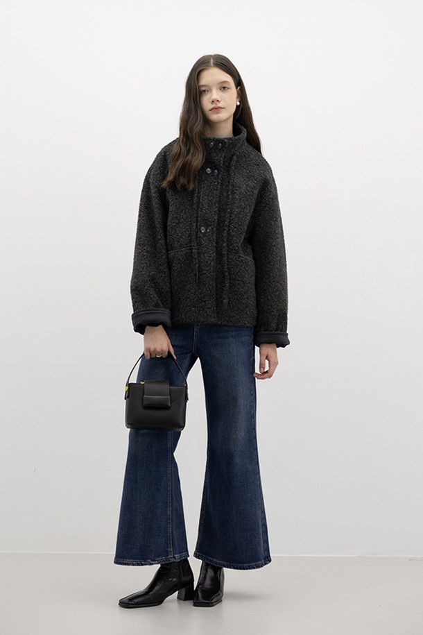 파일 커프스 웜 숏 코트_2컬러는 여성용 숏 코트로, 가을과 겨울에 따뜻하게 입을 수 있습니다. 차콜그레이 컬러의 무지 디자인으로 캐주얼, 베이직, 미니멀, 클래식한 스타일을 연출하기 좋습니다. 울 소재에 부드러운 촉감과 두꺼운 두께감으로 포근함을 더하며, 숏코트 타입에 긴 소매와 버튼 여밈 방식으로 제작되었습니다. 출근룩이나 모임룩에 활용하기 좋은 아이템으로, 파일 소재와 커프스 디테일이 특징입니다.
