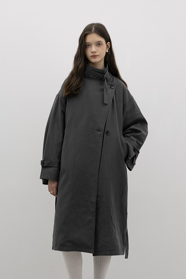 차분하고 세련된 분위기를 연출하는 솔리드 컬러 스탠드 칼라 코트입니다. 부드러운 울 소재로 제작되어 가을, 겨울 시즌에 따뜻하게 착용할 수 있습니다. 미디엄 기장에 오버핏으로 편안하면서도 시크한 스타일을 완성하며, 차콜 컬러가 어떤 룩에도 자연스럽게 녹아듭니다. 싱글 버튼 여밈과 사이드 포켓 디테일로 실용성을 더하여 출근룩, 오피스룩, 모임룩 등 다양한 TPO에 활용 가능합니다. 미니멀하고 베이직한 디자인으로 클래식, 시크 스타일을 즐기는 여성분들께 추천합니다.

