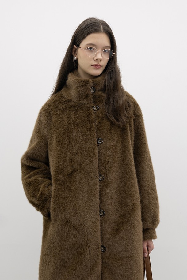 부드러운 촉감과 포근함을 선사하는 브라운 웜 퍼 코트입니다. 우아하고 클래식한 스타일을 연출하며, 루즈핏으로 편안하게 착용할 수 있습니다. 미디엄 기장으로 다양한 룩에 매치하기 좋으며, 버튼 여밈 방식으로 간편하게 스타일링할 수 있습니다. 겨울철 데이트룩, 모임룩, 연말 모임룩에 따뜻함과 세련됨을 더해 보세요. 
