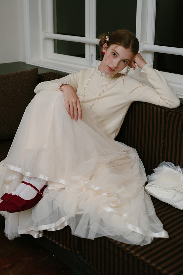 페어리 메쉬 A라인 스커트는 여성스러운 매력을 극대화하는 아이템입니다. 부드러운 메쉬와 시폰 소재로 제작되어 가볍고 편안한 착용감을 선사하며, 은은하게 비치는 레이어드 디테일이 돋보입니다. A라인 핏과 플레어 스타일로 우아하고 페미닌한 분위기를 연출하며, 화이트, 아이보리 두 가지 색상으로 출시되어 데이트룩, 소개팅룩, 봄 소풍룩 등 다양한 TPO에 활용하기 좋습니다. 로맨틱, 미니멀, 클래식 등 어떤 스타일에도 잘 어울려 소장 가치를 높이는 스커트입니다.
