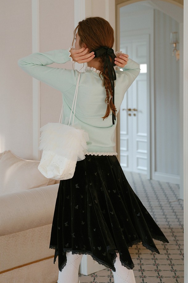 블랙 컬러의 버터플라이 패턴 벨벳 스커트입니다. 부드러운 촉감의 벨벳 소재와 A라인 플레어 디자인이 우아하고 클래식한 분위기를 연출합니다. 가을과 겨울, 데이트룩, 모임룩, 연말 모임룩에 적합하며, 로맨틱, 미니멀 스타일을 즐기는 여성분들께 추천합니다. 특히 레이스 디테일이 더해져 여성스러운 매력을 더합니다.
